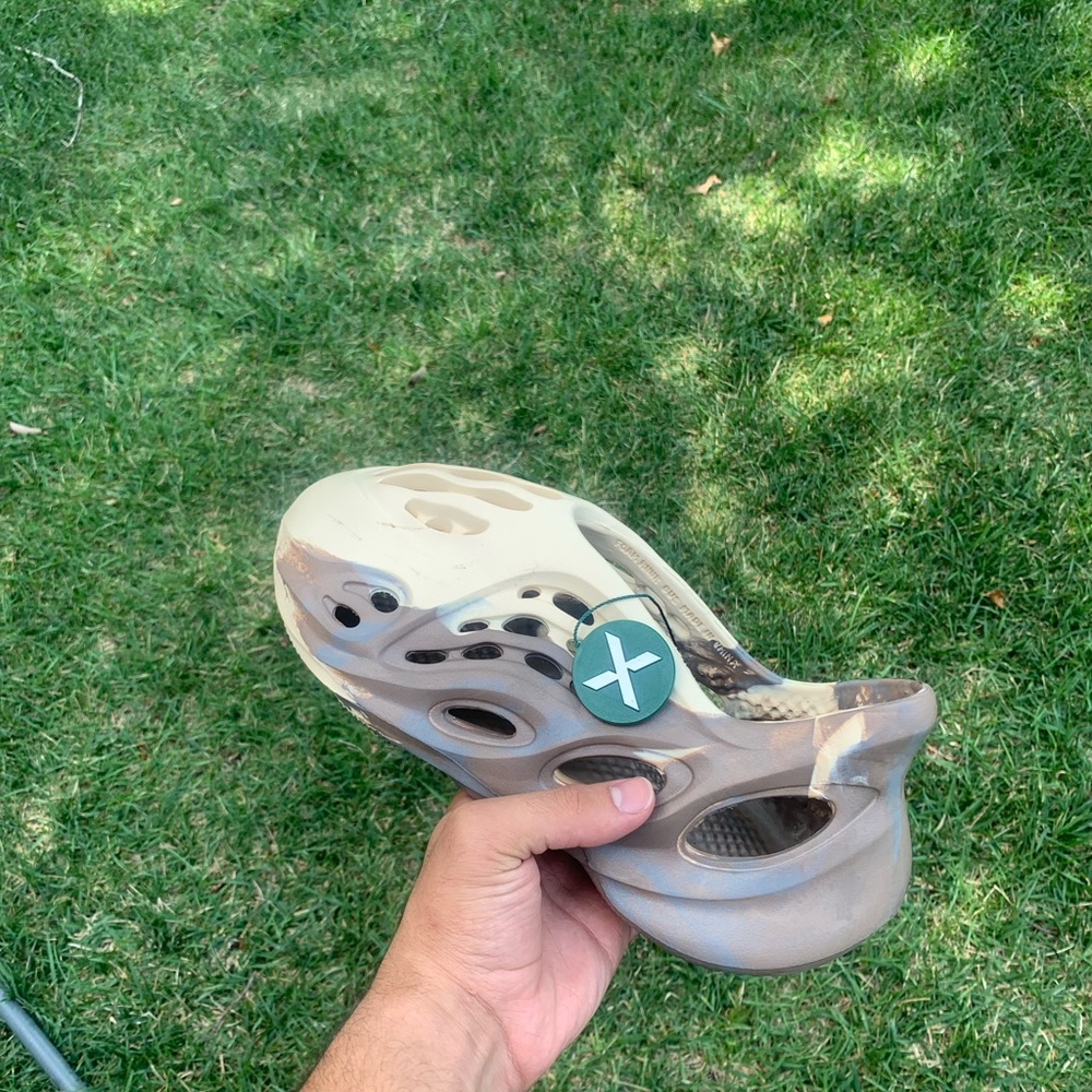 Yeezy Foam Runners “cream clay”